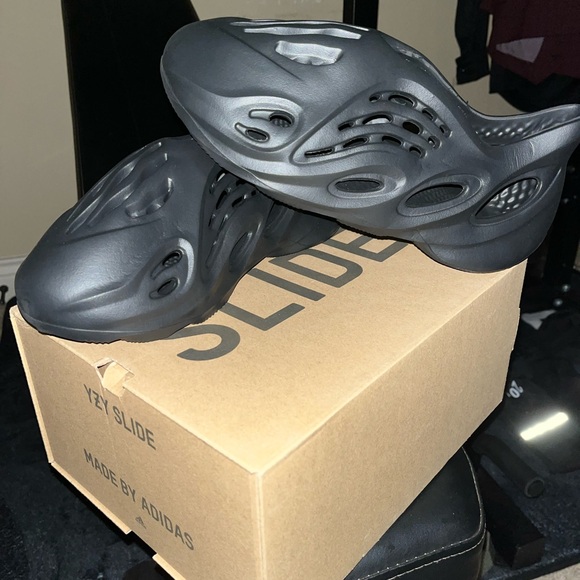 Yeezy slide foam runner onyx size 9 men’s - Picture 7 of 7
